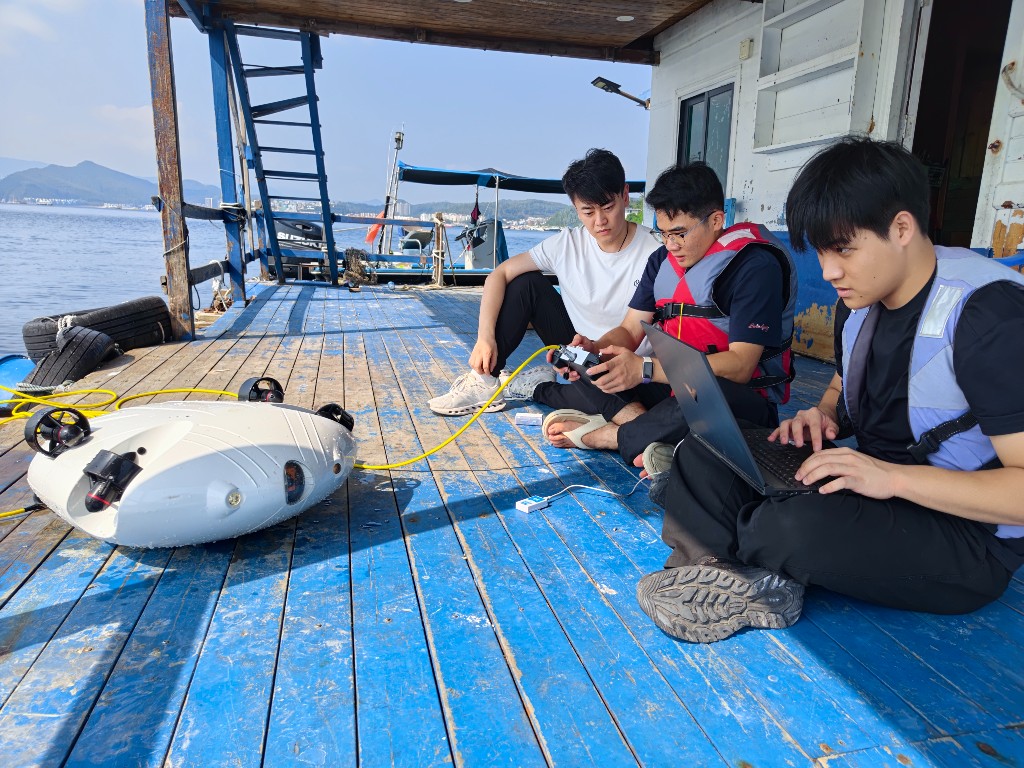 团队在甲板进行操控与数据监测