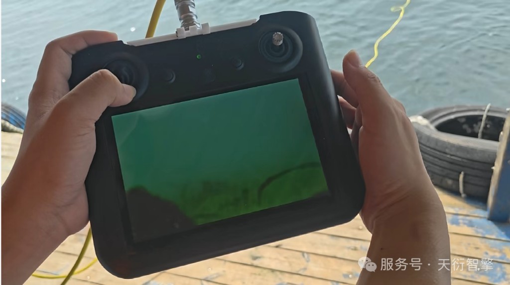 手持控制端实时回传水下画面
