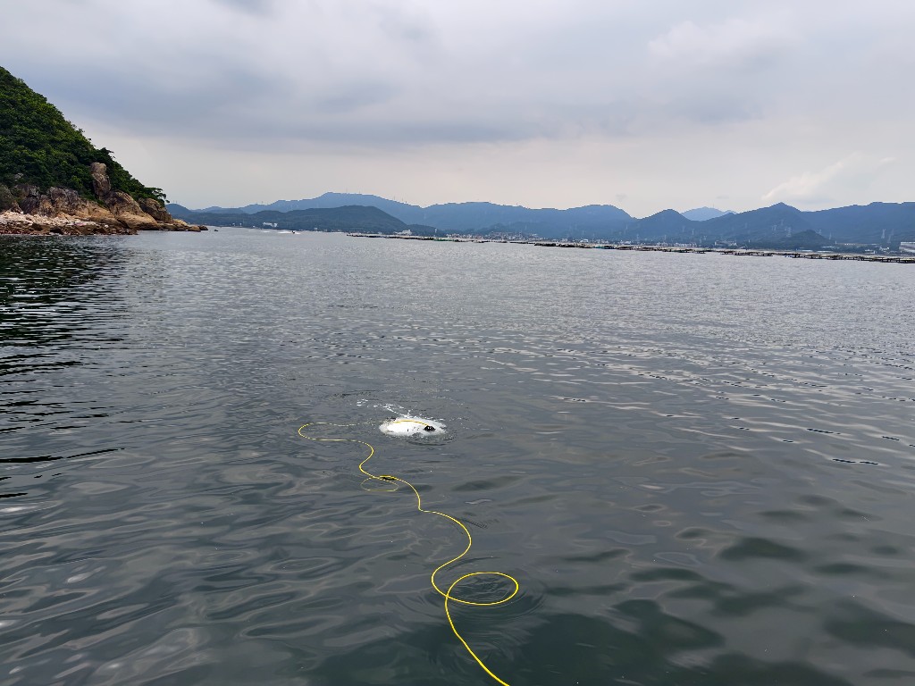 黄色缆控线牵引水下机器人入水